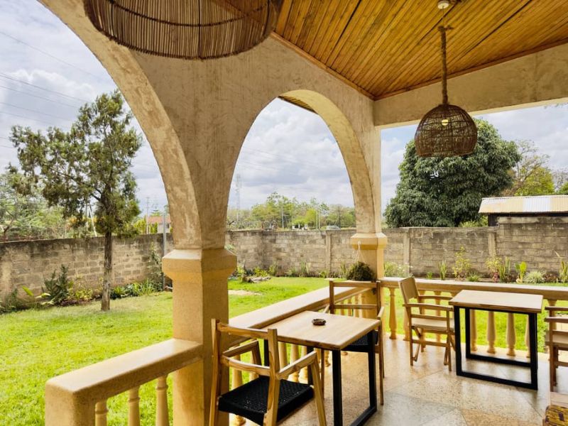 Jardin et terrasse du logement à Arusha pour les volontaires de The Helping Zebra