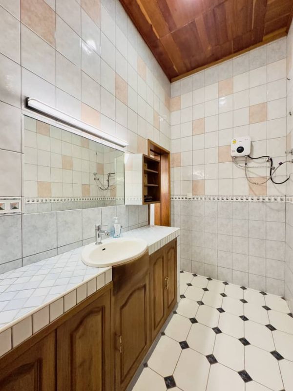 Spacieuse sale de bain dans le logement des volontaires en Tanzanie